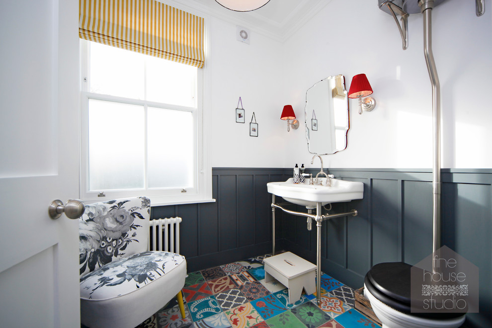 Foto di una piccola stanza da bagno con doccia bohémian con lavabo a consolle, WC a due pezzi, piastrelle in ceramica, pareti grigie e pavimento con piastrelle a mosaico
