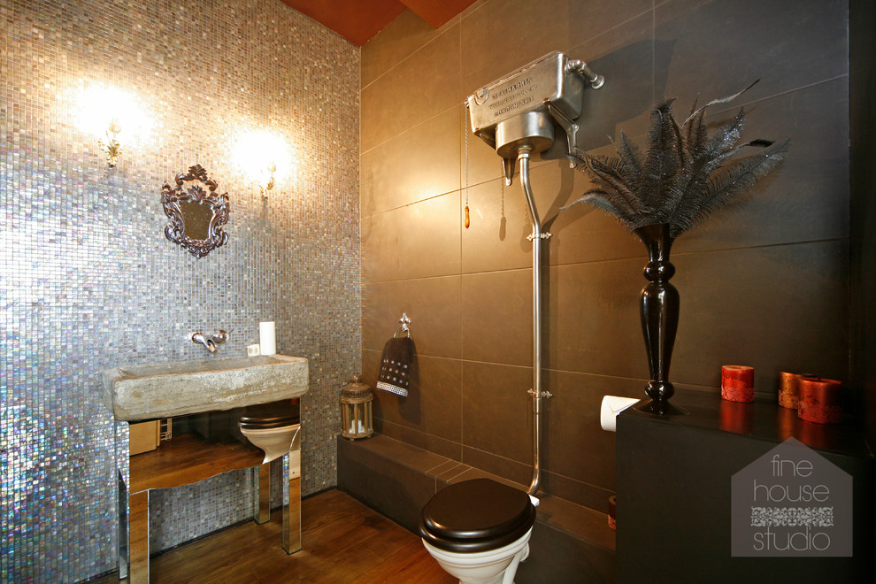 Foto di una grande stanza da bagno minimalista con lavabo sospeso, consolle stile comò, top in cemento, WC monopezzo, piastrelle grigie, piastrelle in ceramica, pareti grigie e parquet scuro