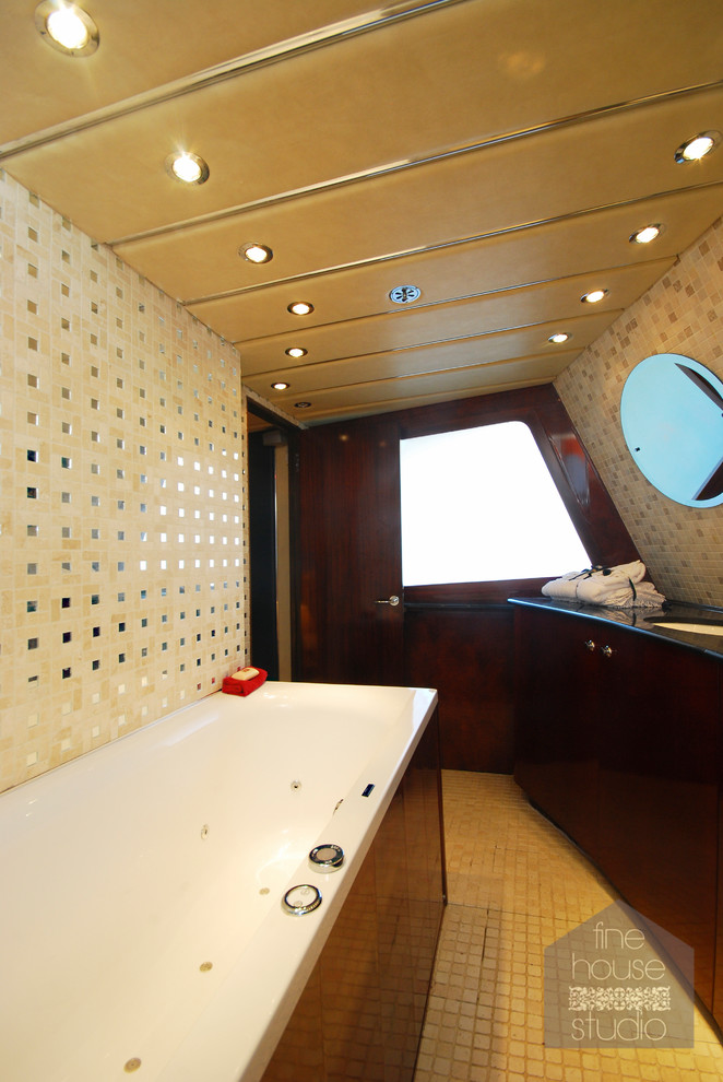 Idéer för ett litet maritimt badrum med dusch, med ett undermonterad handfat, möbel-liknande, skåp i mörkt trä, granitbänkskiva, en toalettstol med hel cisternkåpa, keramikplattor, beige väggar och mosaikgolv