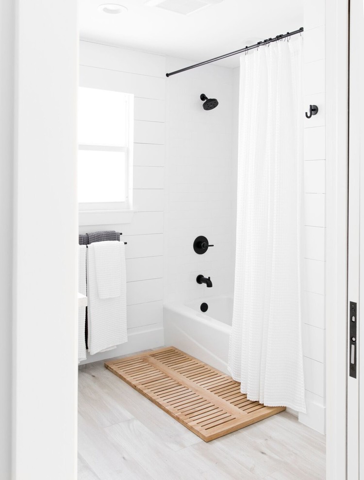 Свежая идея для дизайна: главная ванная комната среднего размера в стиле кантри с фасадами в стиле шейкер, белыми фасадами, душем в нише, белой плиткой, плиткой кабанчик, белыми стенами, светлым паркетным полом, настольной раковиной, мраморной столешницей, коричневым полом, шторкой для ванной, белой столешницей и ванной в нише - отличное фото интерьера
