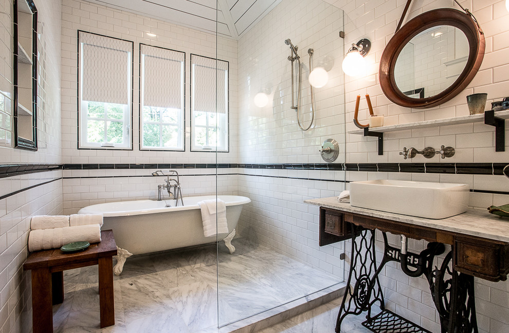 Foto på ett vintage grå en-suite badrum, med ett badkar med tassar, en öppen dusch, svart och vit kakel, tunnelbanekakel, ett fristående handfat, grått golv och med dusch som är öppen
