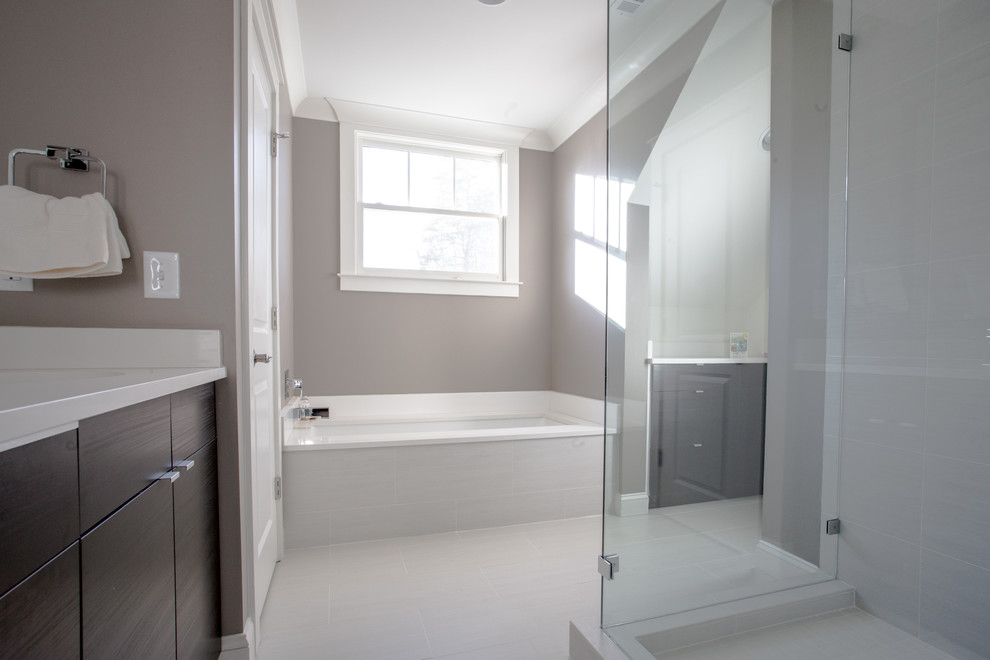 Idées déco pour une salle de bain moderne en bois foncé avec un placard à porte plane, un plan de toilette en quartz, une baignoire en alcôve et un carrelage gris.
