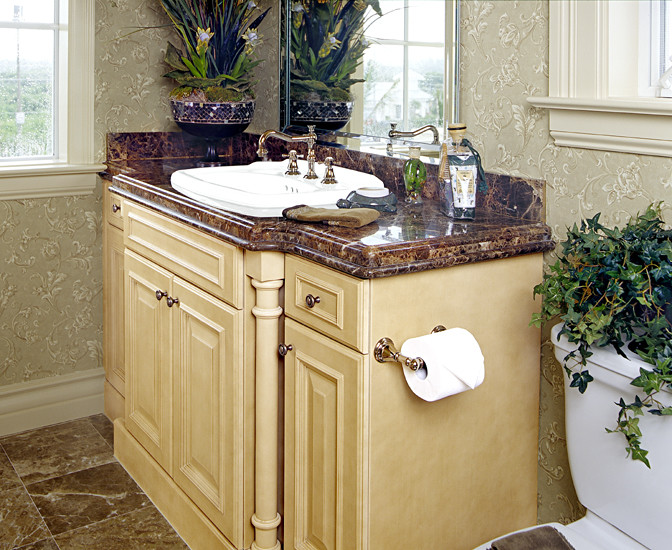 Inspiration för ett mellanstort vintage badrum med dusch, med luckor med upphöjd panel, skåp i ljust trä, en toalettstol med separat cisternkåpa, beige väggar, klinkergolv i porslin, ett nedsänkt handfat, granitbänkskiva och brunt golv