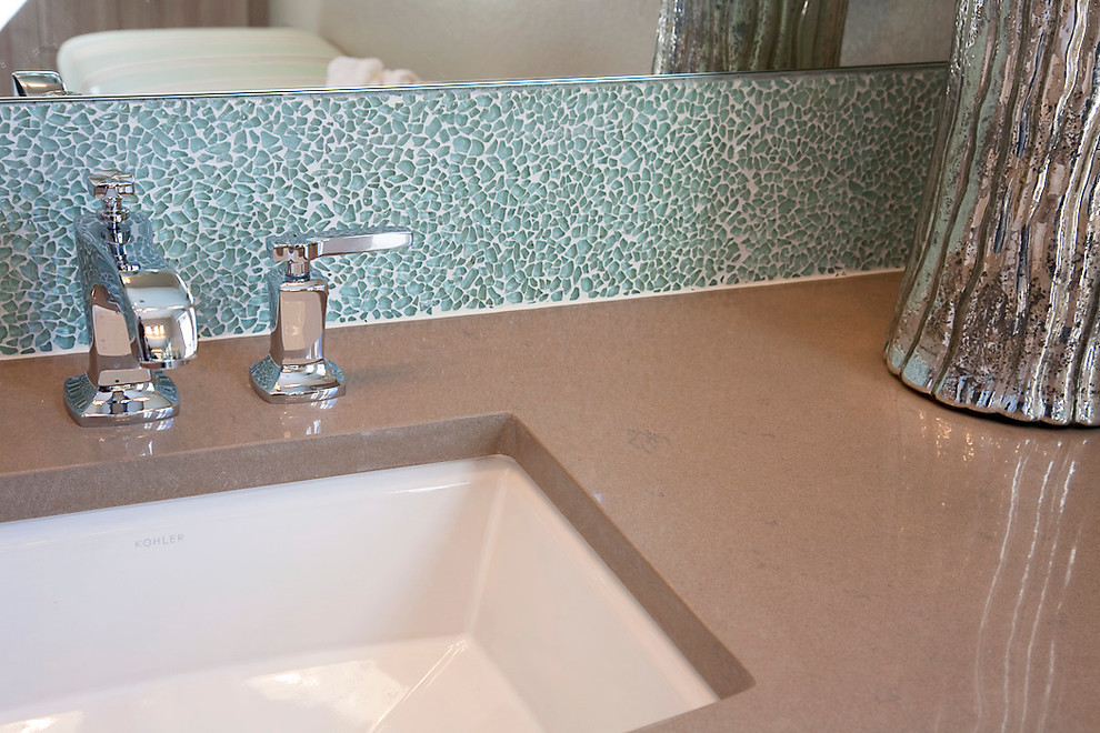 Cette photo montre une grande salle de bain principale tendance avec un plan de toilette en quartz, un carrelage vert, des plaques de verre et un sol en carrelage de céramique.