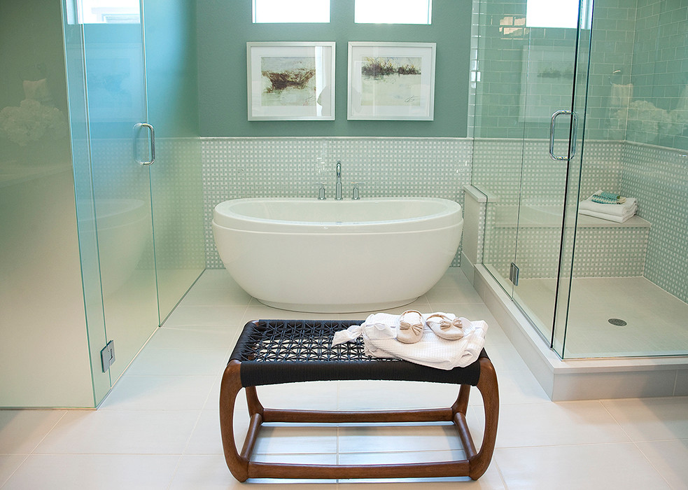 Modelo de cuarto de baño principal actual grande con encimera de cuarcita, bañera exenta, baldosas y/o azulejos multicolor, baldosas y/o azulejos de vidrio laminado y suelo de baldosas de cerámica