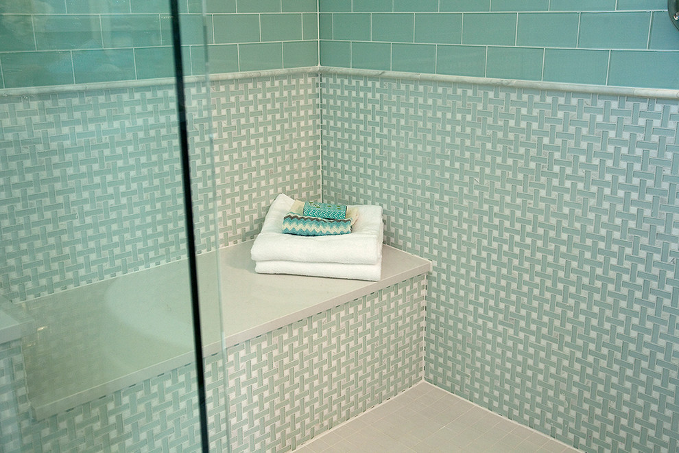 Esempio di una grande stanza da bagno padronale design con top in quarzite, piastrelle multicolore, lastra di vetro e pavimento con piastrelle in ceramica