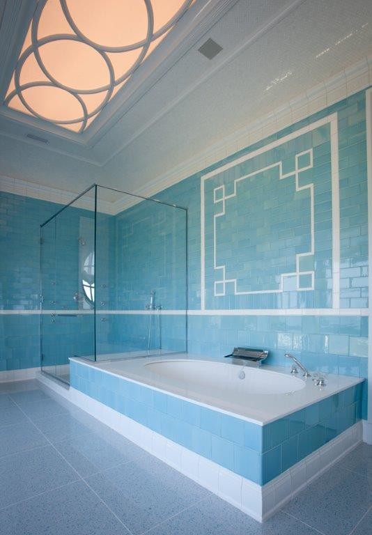 Diseño de cuarto de baño costero con bañera encastrada y ducha esquinera