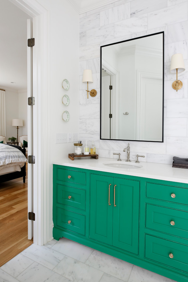 Идея дизайна: главная ванная комната в стиле неоклассика (современная классика) с фасадами с декоративным кантом, зелеными фасадами, белой плиткой, белыми стенами, мраморным полом, врезной раковиной и белым полом