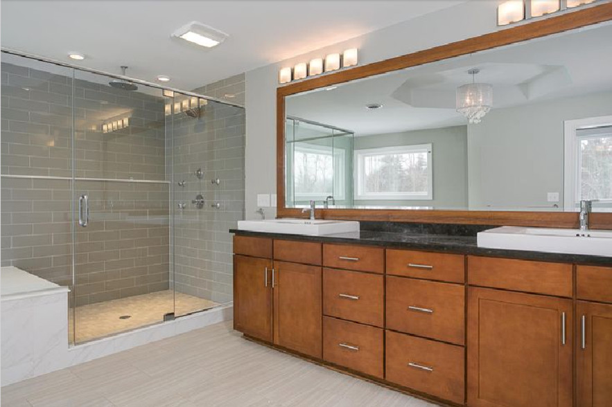 На фото: большая главная ванная комната в современном стиле с накладной раковиной, фасадами цвета дерева среднего тона, столешницей из оникса, угловым душем, бежевой плиткой, керамической плиткой и бежевыми стенами с
