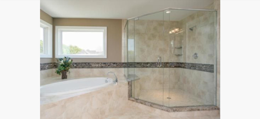 Idée de décoration pour une grande salle de bain principale design avec une baignoire d'angle, une douche d'angle, un carrelage multicolore, des carreaux de céramique, un mur beige et un sol en carrelage de céramique.