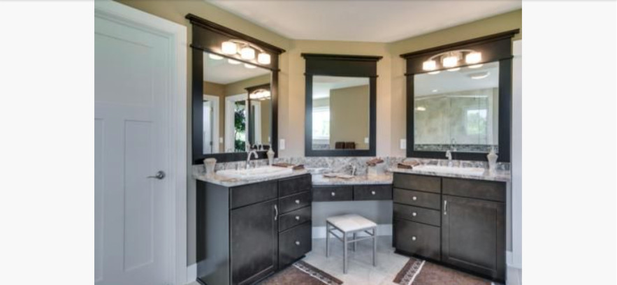 На фото: большая главная ванная комната в современном стиле с накладной раковиной, темными деревянными фасадами, столешницей из гранита, разноцветной плиткой, керамической плиткой, бежевыми стенами и полом из керамической плитки с