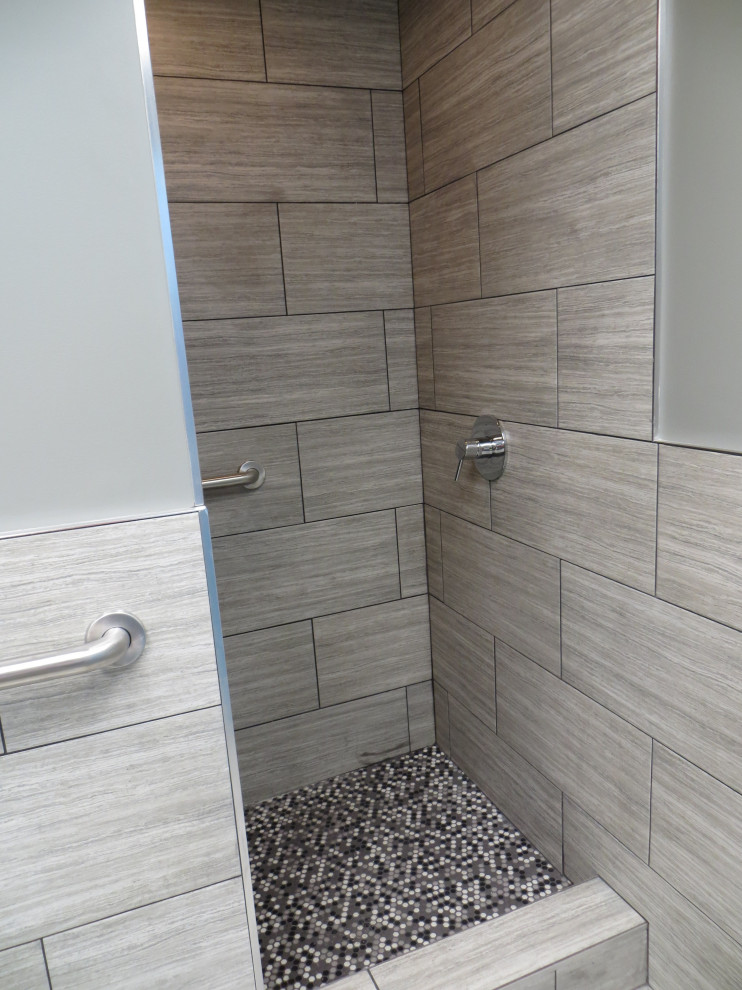 Foto på ett mellanstort funkis vit badrum, med möbel-liknande, vita skåp, en dusch i en alkov, en toalettstol med separat cisternkåpa, vit kakel, keramikplattor, klinkergolv i keramik, ett undermonterad handfat, granitbänkskiva och med dusch som är öppen