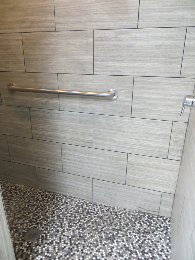 Idéer för att renovera ett mellanstort funkis vit vitt badrum, med möbel-liknande, vita skåp, en dusch i en alkov, en toalettstol med separat cisternkåpa, vit kakel, keramikplattor, ett undermonterad handfat, granitbänkskiva, klinkergolv i keramik, grått golv och med dusch som är öppen