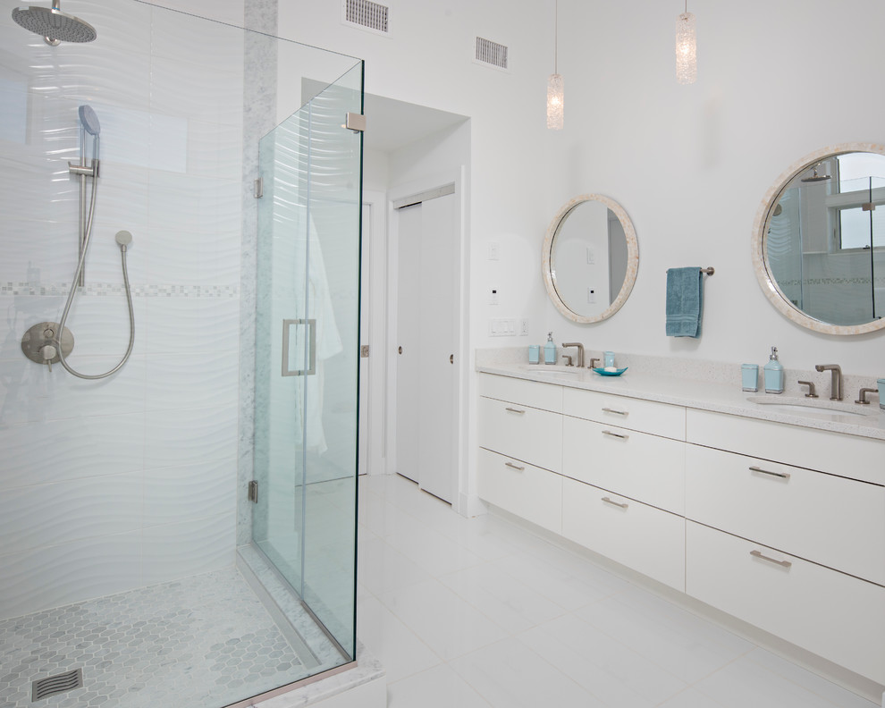 Idee per una stanza da bagno contemporanea con lavabo sottopiano, ante lisce e top in quarzo composito
