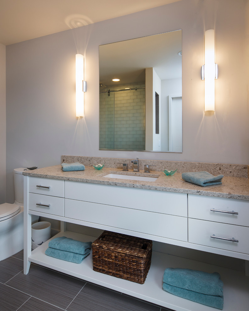 Modernes Badezimmer En Suite mit flächenbündigen Schrankfronten, weißen Schränken, Unterbauwaschbecken und Quarzwerkstein-Waschtisch in New York