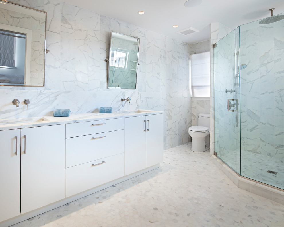 Immagine di una stanza da bagno design con ante lisce, ante bianche, lavabo sottopiano e top in quarzo composito