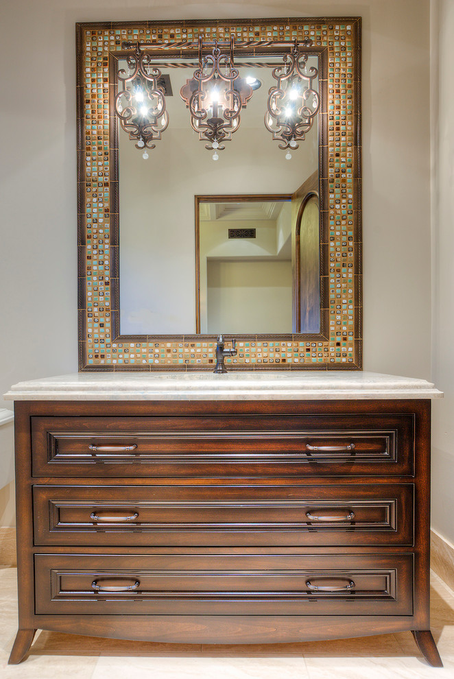 Esempio di un'ampia stanza da bagno con doccia chic con consolle stile comò, ante in legno chiaro, piastrelle beige, piastrelle a mosaico, pareti beige, pavimento in travertino, lavabo integrato e top in granito