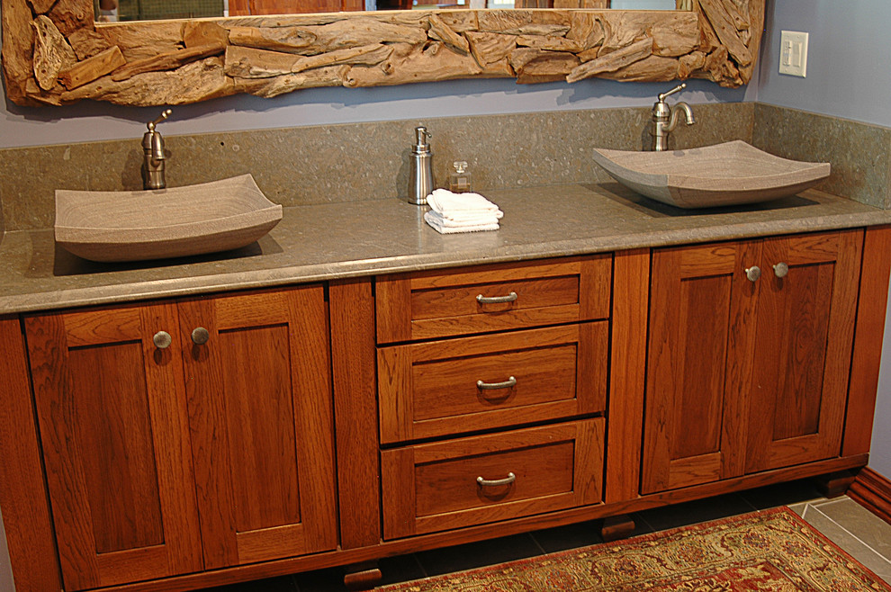 Idee per una stanza da bagno padronale american style di medie dimensioni con ante in stile shaker, ante in legno scuro, pareti blu, lavabo a bacinella e top in granito