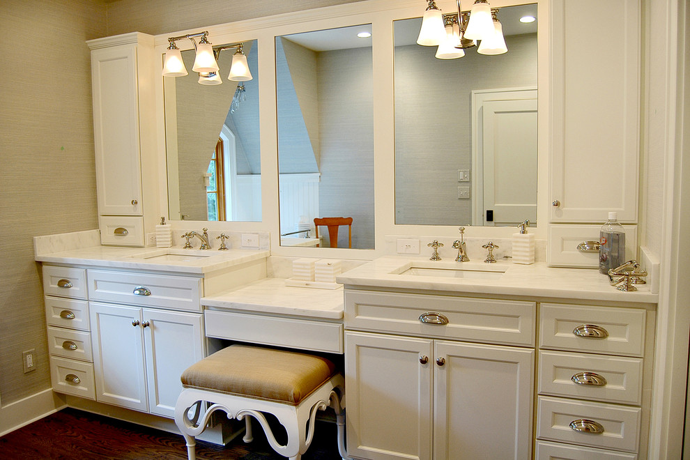 Inredning av ett klassiskt stort en-suite badrum, med luckor med infälld panel, vita skåp, ett badkar i en alkov, beige väggar, mörkt trägolv, ett undermonterad handfat och marmorbänkskiva