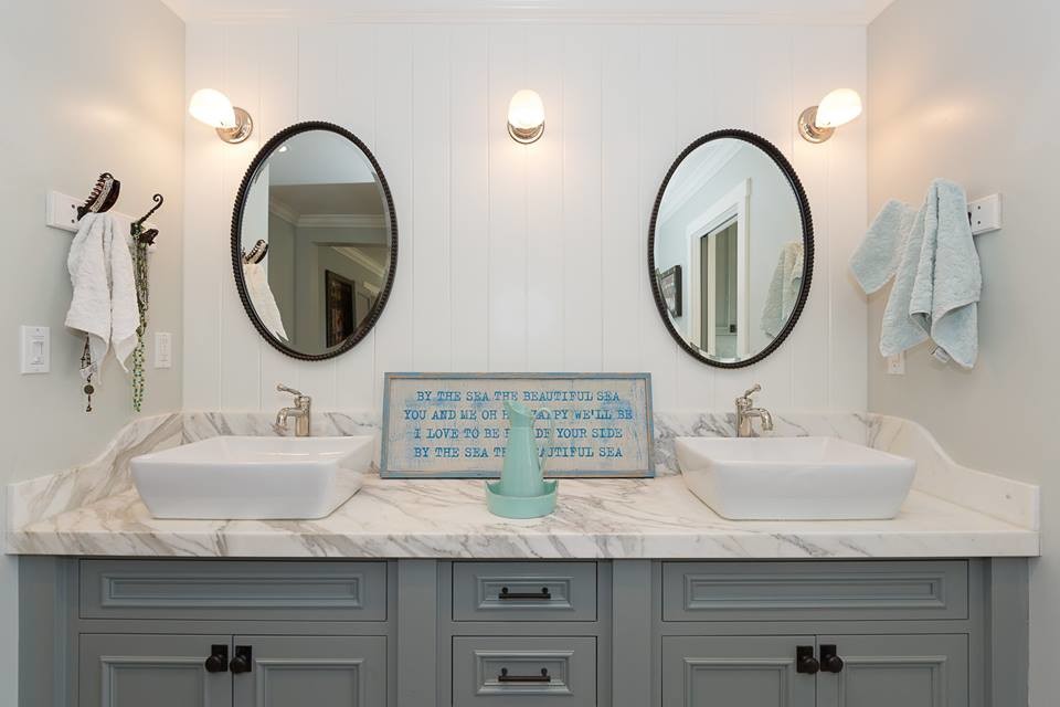 На фото: большая главная ванная комната в стиле неоклассика (современная классика) с фасадами с декоративным кантом, серыми фасадами, отдельно стоящей ванной, душем в нише, унитазом-моноблоком, белой плиткой, керамической плиткой, серыми стенами, кирпичным полом, настольной раковиной, мраморной столешницей, красным полом, душем с распашными дверями и серой столешницей с