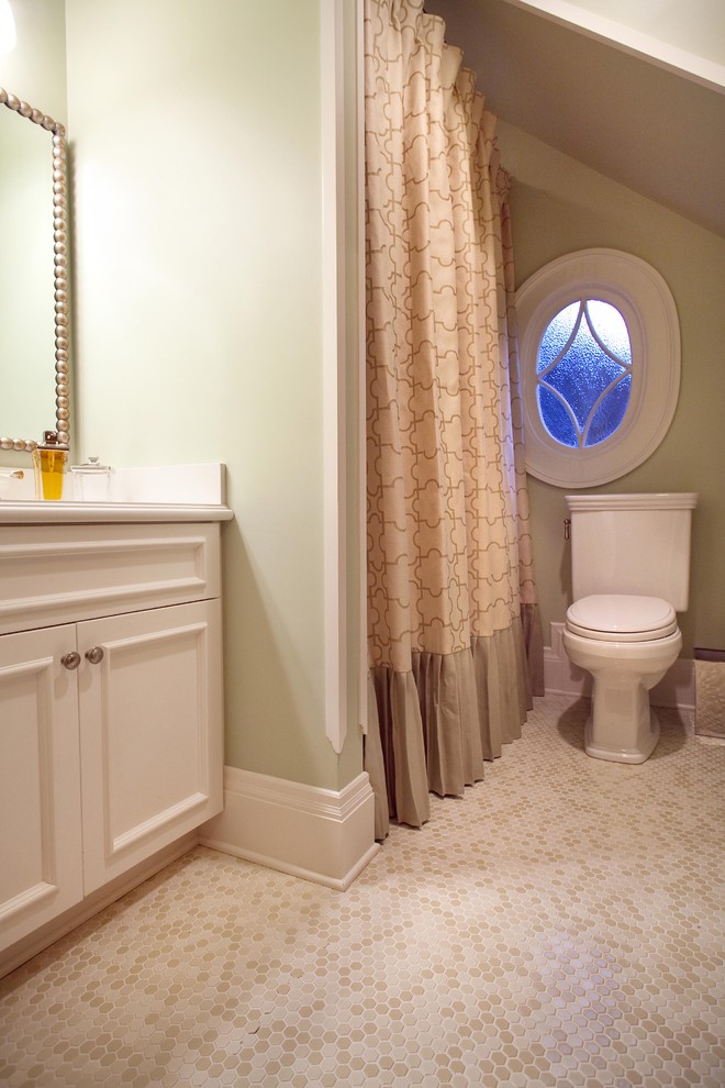 Идея дизайна: ванная комната среднего размера в классическом стиле с плиткой мозаикой, фасадами с утопленной филенкой, белыми фасадами, ванной в нише, душем в нише, раздельным унитазом, зелеными стенами, столешницей из искусственного кварца, врезной раковиной, полом из мозаичной плитки и бежевой плиткой