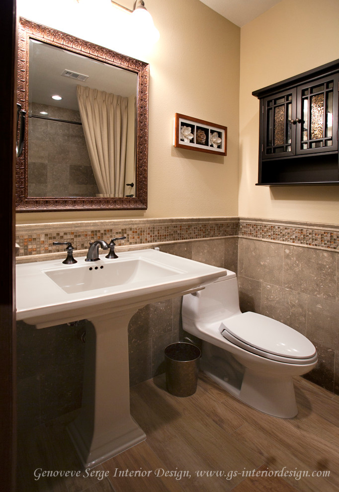 Idéer för ett litet klassiskt badrum, med ett piedestal handfat, bänkskiva i kalksten, ett platsbyggt badkar, en dusch/badkar-kombination, en toalettstol med hel cisternkåpa, grön kakel, stenkakel, gula väggar och klinkergolv i porslin