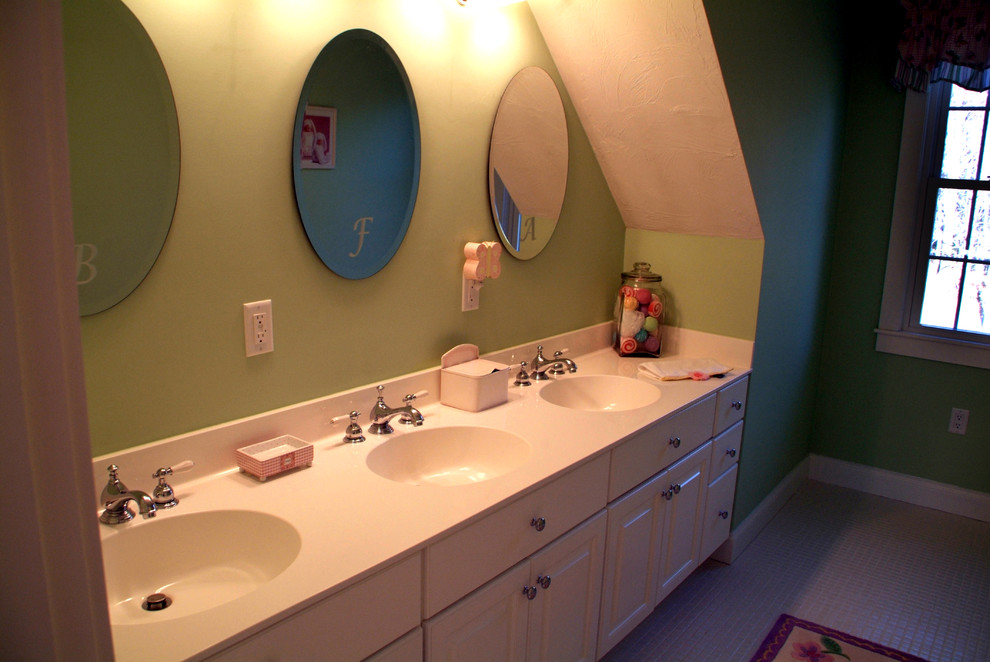 Источник вдохновения для домашнего уюта: большая детская ванная комната в классическом стиле с фасадами с выступающей филенкой, белыми фасадами, зелеными стенами, полом из винила, монолитной раковиной и столешницей из искусственного кварца