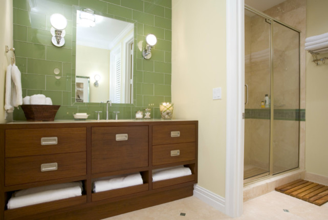 Inspiration för ett stort funkis en-suite badrum, med släta luckor, vita skåp, ett undermonterat badkar, en hörndusch, grå kakel, porslinskakel, vita väggar, marmorgolv, ett undermonterad handfat och marmorbänkskiva