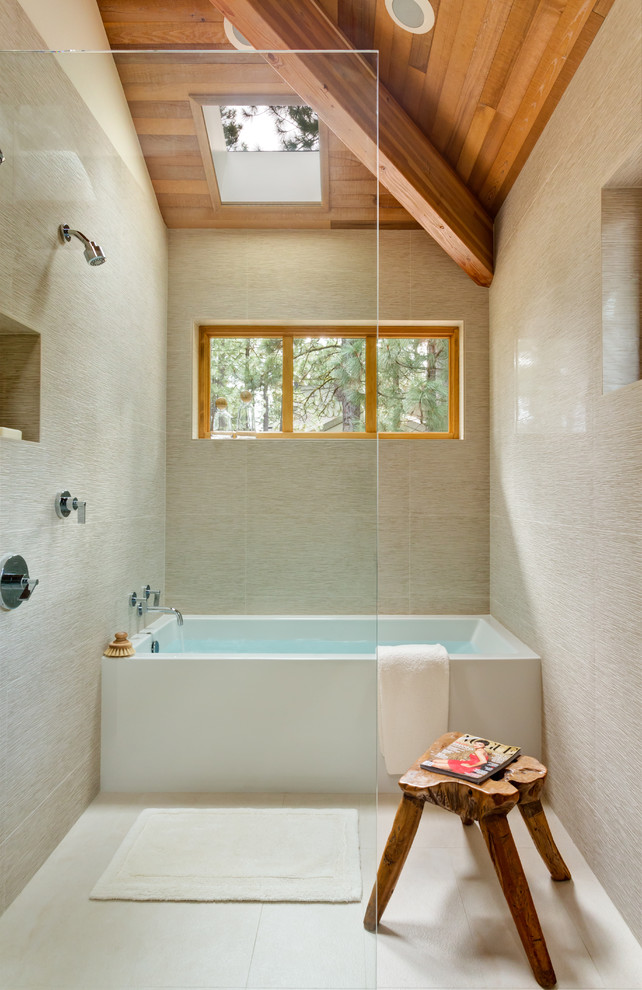 Aménagement d'une salle de bain contemporaine avec une baignoire en alcôve, une douche ouverte, un carrelage beige, un mur beige et aucune cabine.