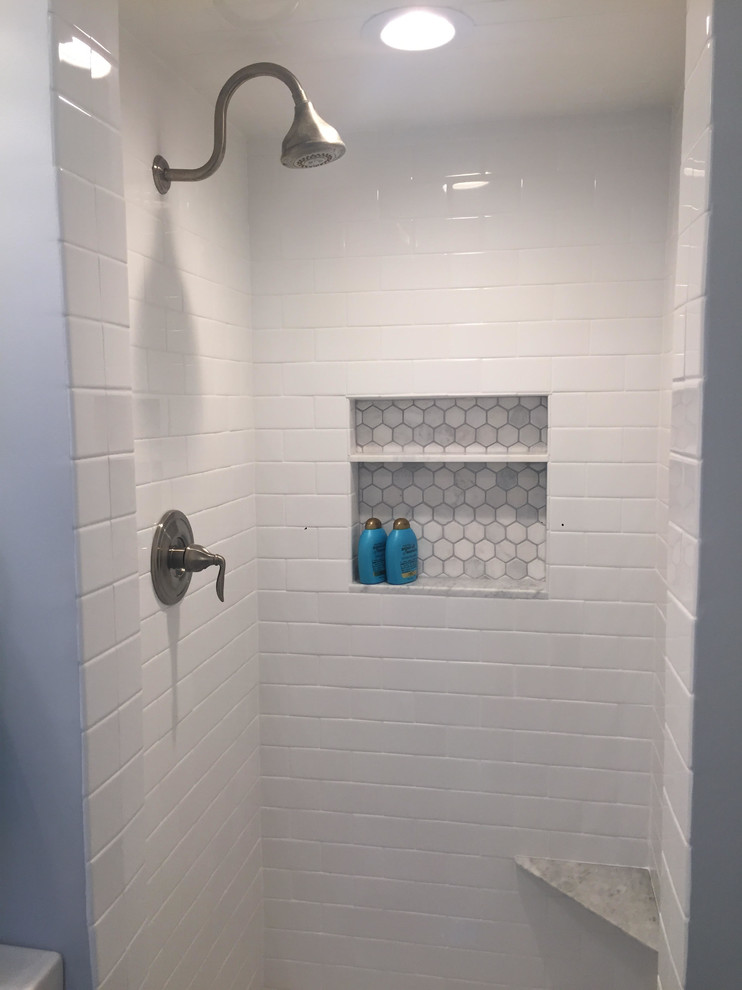 Bild på ett mellanstort vintage badrum med dusch, med vit kakel, blå kakel, grå kakel, tunnelbanekakel, vita skåp, ett platsbyggt badkar, en dusch/badkar-kombination, vita väggar, ett integrerad handfat, bänkskiva i glas och grått golv