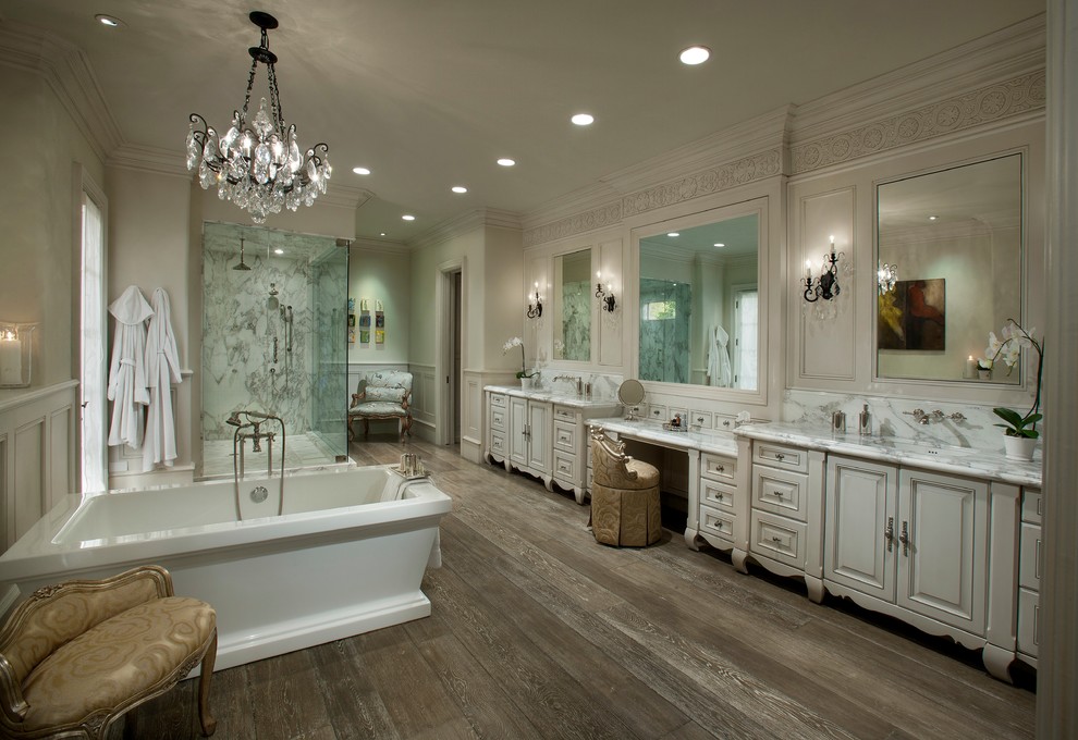 Idéer för ett mycket stort klassiskt badrum, med ett undermonterad handfat, luckor med upphöjd panel, beige skåp, ett fristående badkar, en hörndusch och beige väggar