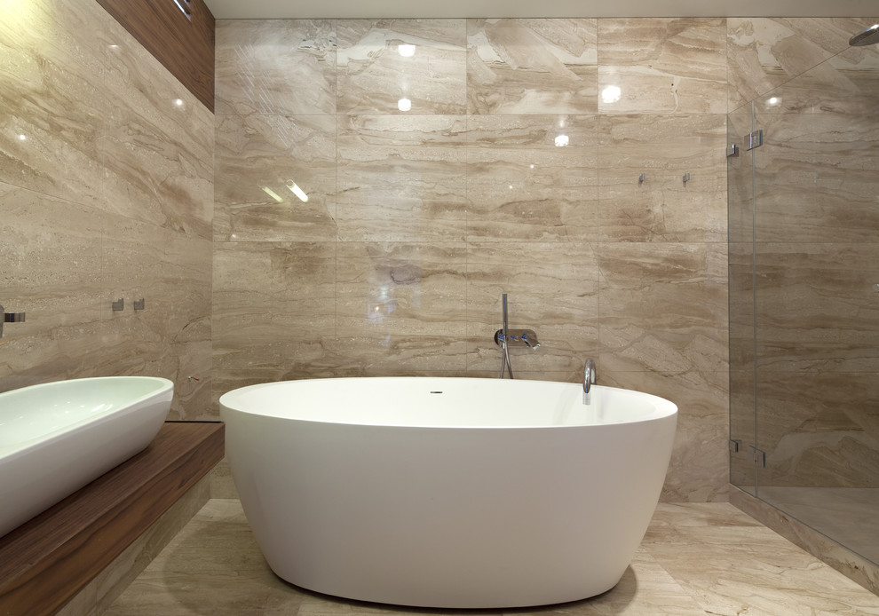 Exemple d'une salle de bain principale tendance en bois foncé de taille moyenne avec un placard à porte plane, une baignoire d'angle, une douche ouverte, WC séparés, un carrelage noir, des carreaux de céramique, un mur blanc, un sol en carrelage de céramique, un lavabo posé et un plan de toilette en bois.