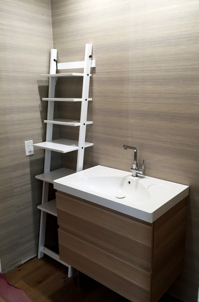 Esempio di una piccola stanza da bagno con doccia moderna con nessun'anta, ante bianche, pareti grigie, pavimento in legno massello medio, lavabo sospeso e top in laminato