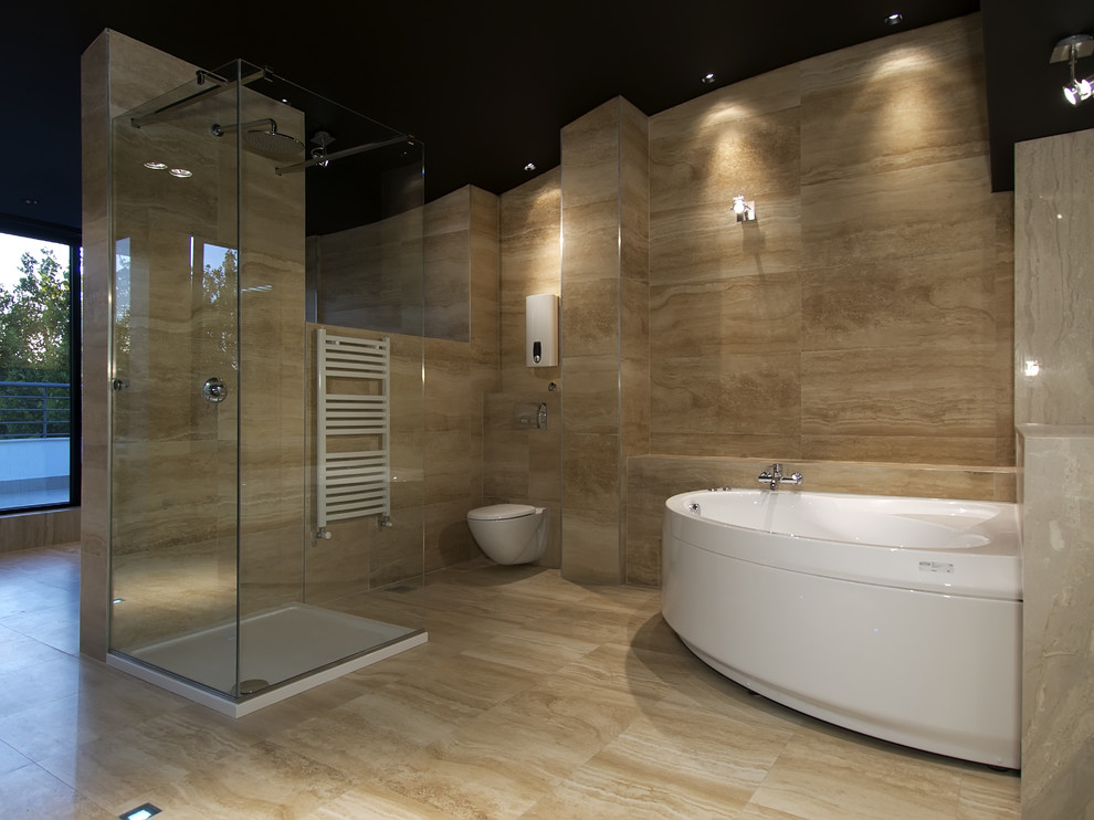 Cette image montre une grande douche en alcôve principale asiatique avec un bain japonais, WC suspendus, un mur beige, un sol en carrelage de porcelaine, un sol beige et une cabine de douche à porte battante.