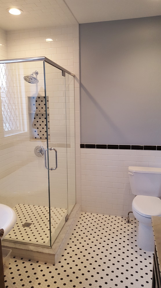 Идея дизайна: большая детская ванная комната в классическом стиле с фасадами с утопленной филенкой, черными фасадами, ванной на ножках, угловым душем, унитазом-моноблоком, черно-белой плиткой, плиткой кабанчик, серыми стенами, полом из керамической плитки, врезной раковиной, мраморной столешницей, белым полом и душем с распашными дверями