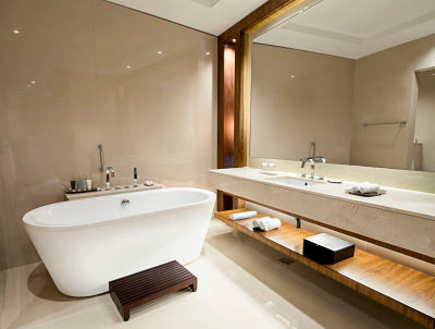 Foto på ett mellanstort funkis badrum för barn, med öppna hyllor, beige skåp, ett fristående badkar, en öppen dusch, en toalettstol med separat cisternkåpa, beige väggar, klinkergolv i porslin, ett integrerad handfat och marmorbänkskiva