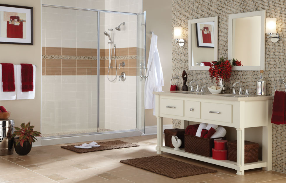 Inredning av ett klassiskt stort badrum med dusch, med släta luckor, beige skåp, en dusch i en alkov, beige kakel, brun kakel, mosaik, bruna väggar, klinkergolv i porslin, ett undermonterad handfat, bänkskiva i akrylsten, beiget golv och dusch med skjutdörr