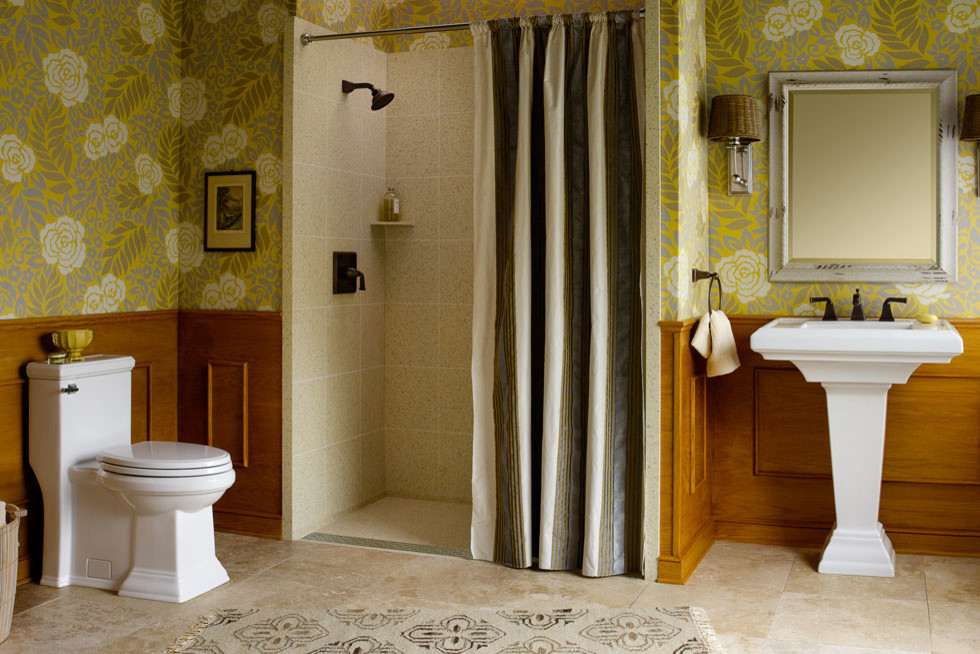 Foto på ett mellanstort vintage badrum med dusch, med en dusch i en alkov, en toalettstol med hel cisternkåpa, gula väggar, travertin golv, ett piedestal handfat, beiget golv och dusch med duschdraperi