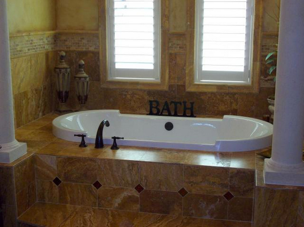 Idéer för att renovera ett mellanstort vintage en-suite badrum, med ett nedsänkt handfat, marmorbänkskiva, ett platsbyggt badkar, en toalettstol med separat cisternkåpa, brun kakel, vita väggar och klinkergolv i keramik