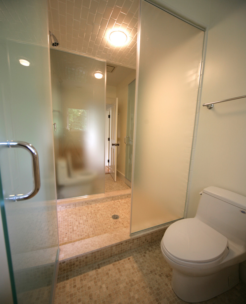 Modernes Badezimmer mit flächenbündigen Schrankfronten, weißen Schränken, Doppeldusche, Toilette mit Aufsatzspülkasten, beigen Fliesen, Keramikfliesen, weißer Wandfarbe, Keramikboden, Unterbauwaschbecken und Granit-Waschbecken/Waschtisch in Burlington