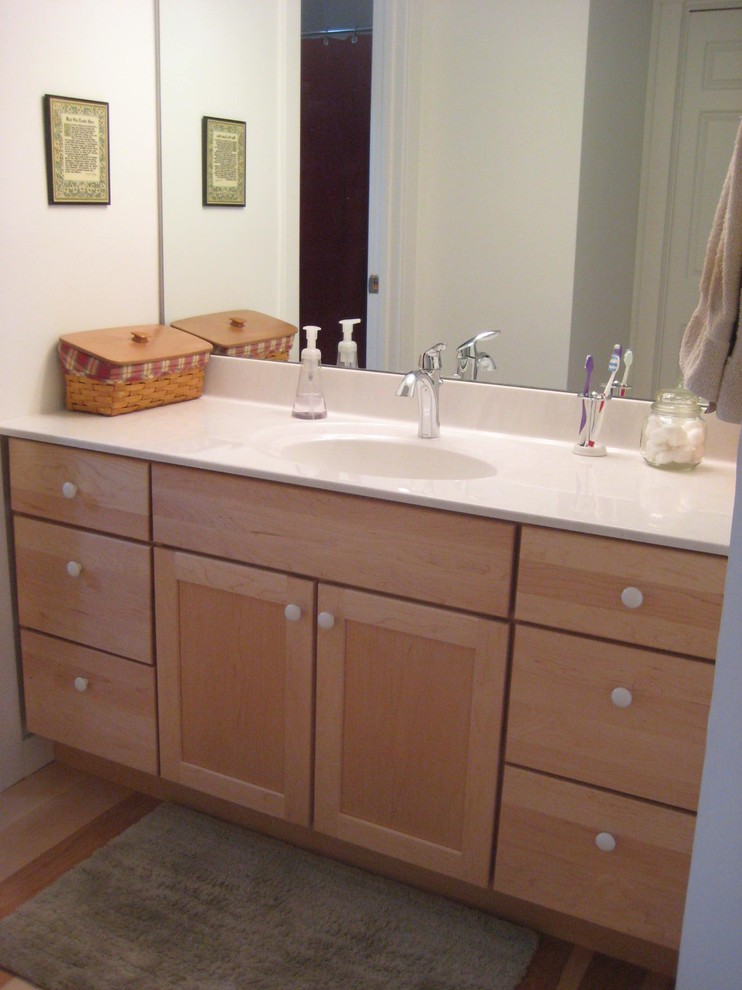 Idéer för mellanstora vintage en-suite badrum, med luckor med infälld panel, skåp i ljust trä, ett badkar i en alkov, en dusch/badkar-kombination, en toalettstol med separat cisternkåpa, vita väggar, ljust trägolv, ett integrerad handfat och bänkskiva i onyx
