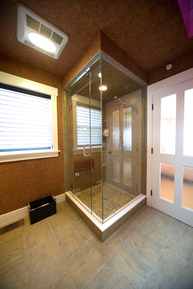 Imagen de cuarto de baño actual con armarios con paneles lisos, puertas de armario blancas y encimera de cuarzo compacto