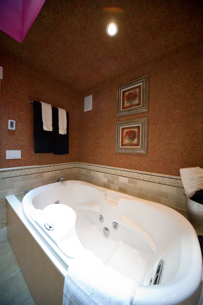 Immagine di una stanza da bagno contemporanea con ante lisce, ante bianche e top in quarzo composito