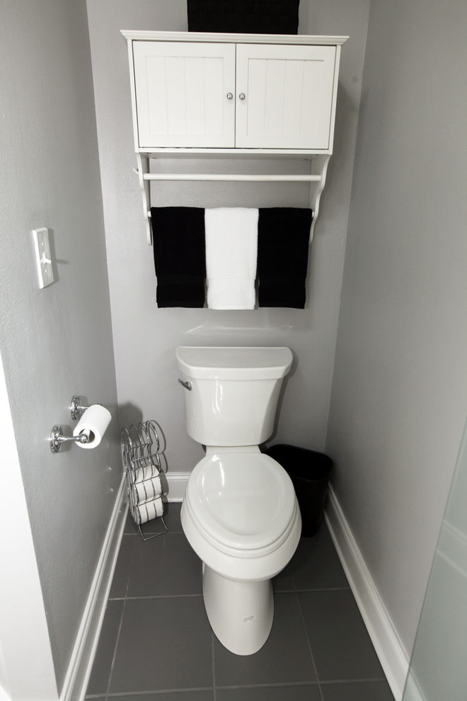 Aménagement d'un WC et toilettes classique avec WC à poser et un mur gris.