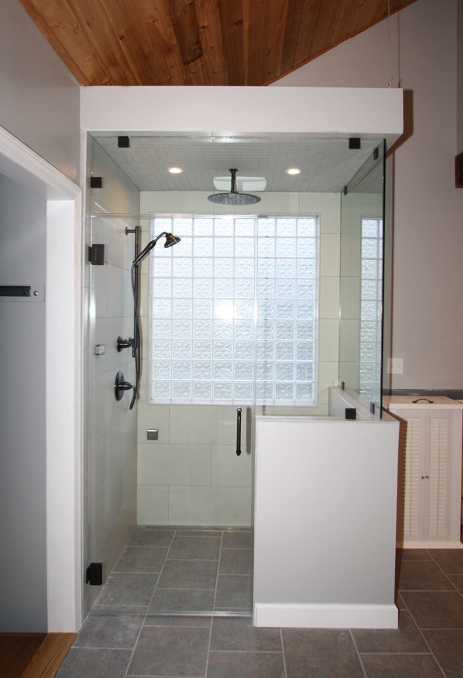 Diseño de cuarto de baño principal rústico grande con ducha a ras de suelo, baldosas y/o azulejos grises, baldosas y/o azulejos de porcelana, paredes grises y suelo de baldosas de porcelana