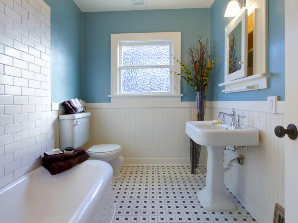 Idéer för att renovera ett mellanstort badrum med dusch, med ett fristående badkar, en toalettstol med separat cisternkåpa, vit kakel, tunnelbanekakel, blå väggar, klinkergolv i keramik, ett piedestal handfat och flerfärgat golv