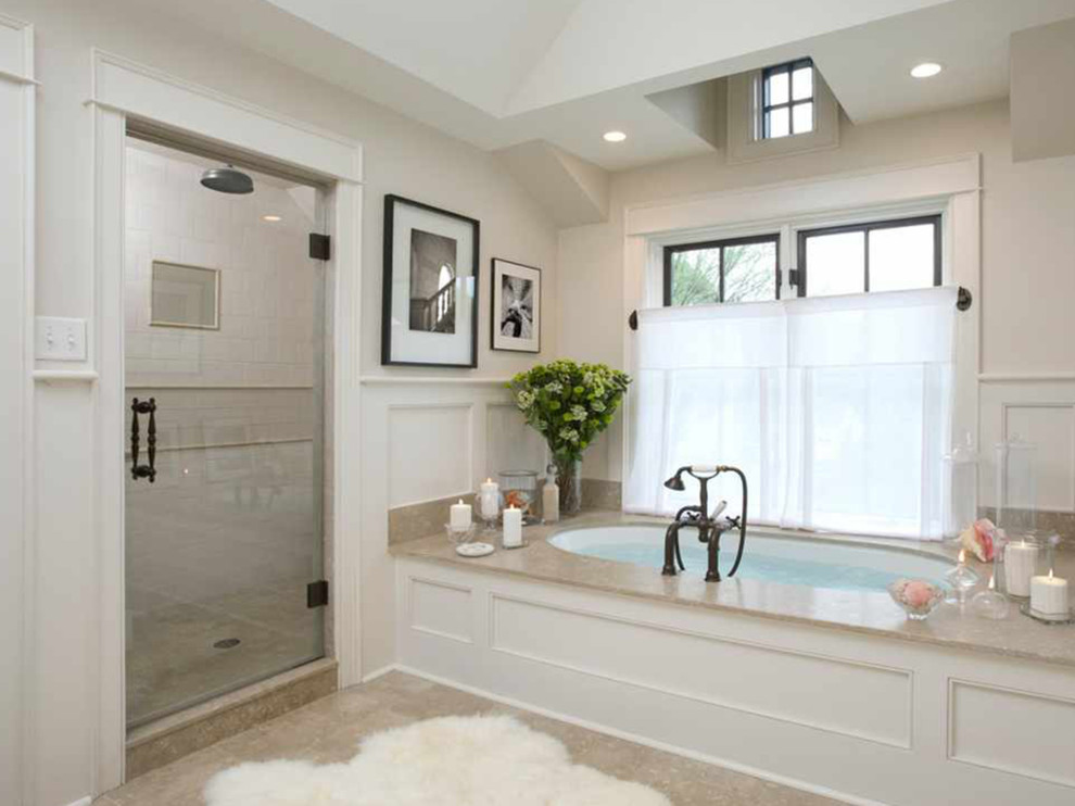 Источник вдохновения для домашнего уюта: большая главная ванная комната в стиле модернизм с полновстраиваемой ванной, душем в нише, белыми стенами, полом из известняка и бежевым полом