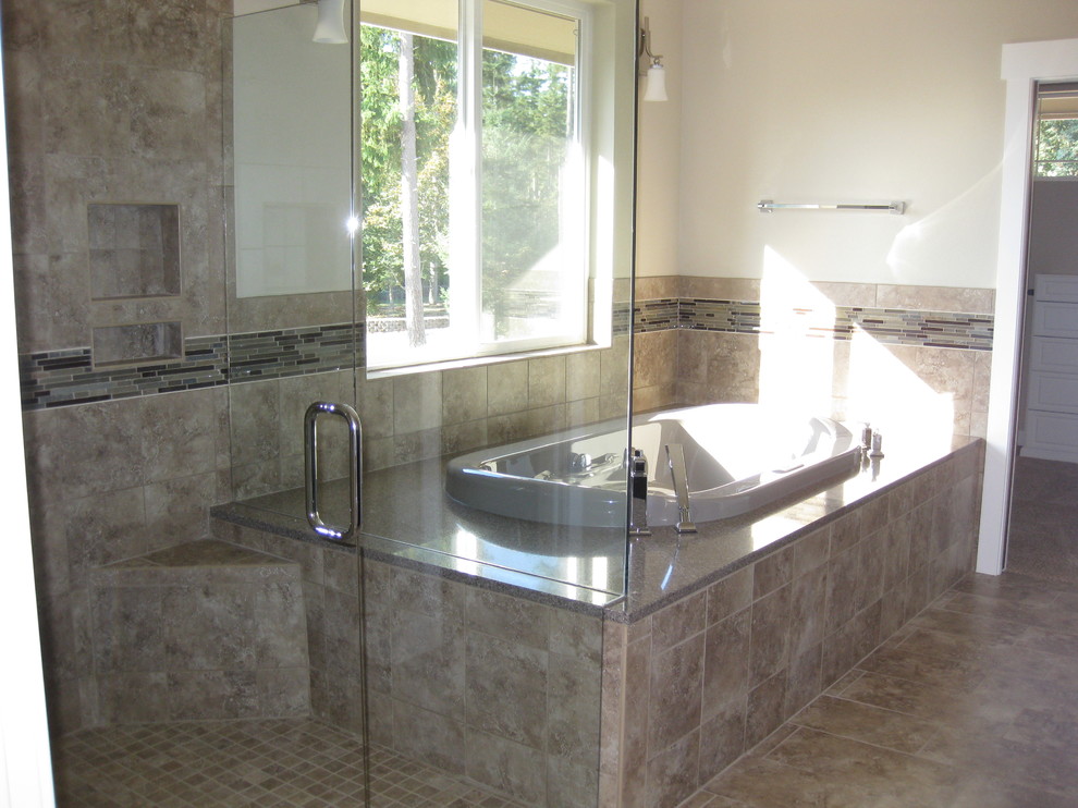 Mittelgroßes Klassisches Badezimmer En Suite mit Einbaubadewanne, Eckdusche und beiger Wandfarbe in Seattle