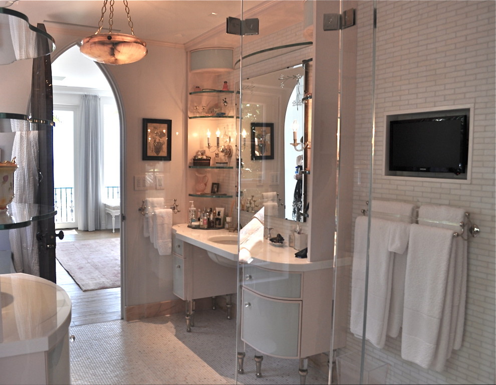 Foto på ett stort vintage en-suite badrum, med ett integrerad handfat, luckor med profilerade fronter, vita skåp, marmorbänkskiva, vit kakel, mosaik, vita väggar, mosaikgolv och en hörndusch