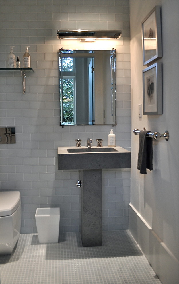 На фото: ванная комната среднего размера в стиле модернизм с раковиной с пьедесталом, столешницей из талькохлорита, унитазом-моноблоком, белой плиткой, стеклянной плиткой, белыми стенами, полом из мозаичной плитки и душевой кабиной с